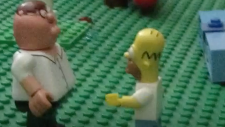 lego Homer Simpson vs knex Peter Griffin