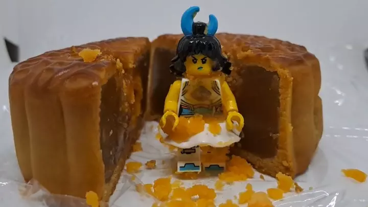Lego Chang’e stuck in moon cake