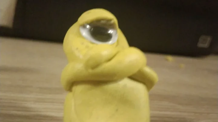 yellow plasticine dancing in stop motion lol