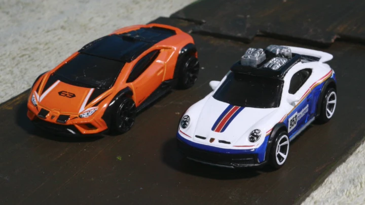 Lamborghini Huracan Sterrato vs Porsche 911 Dakar Stop Motion